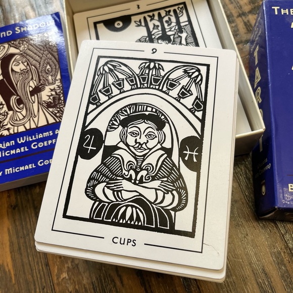 The Light and Shadow Tarot Cards - Picture 7 of 11